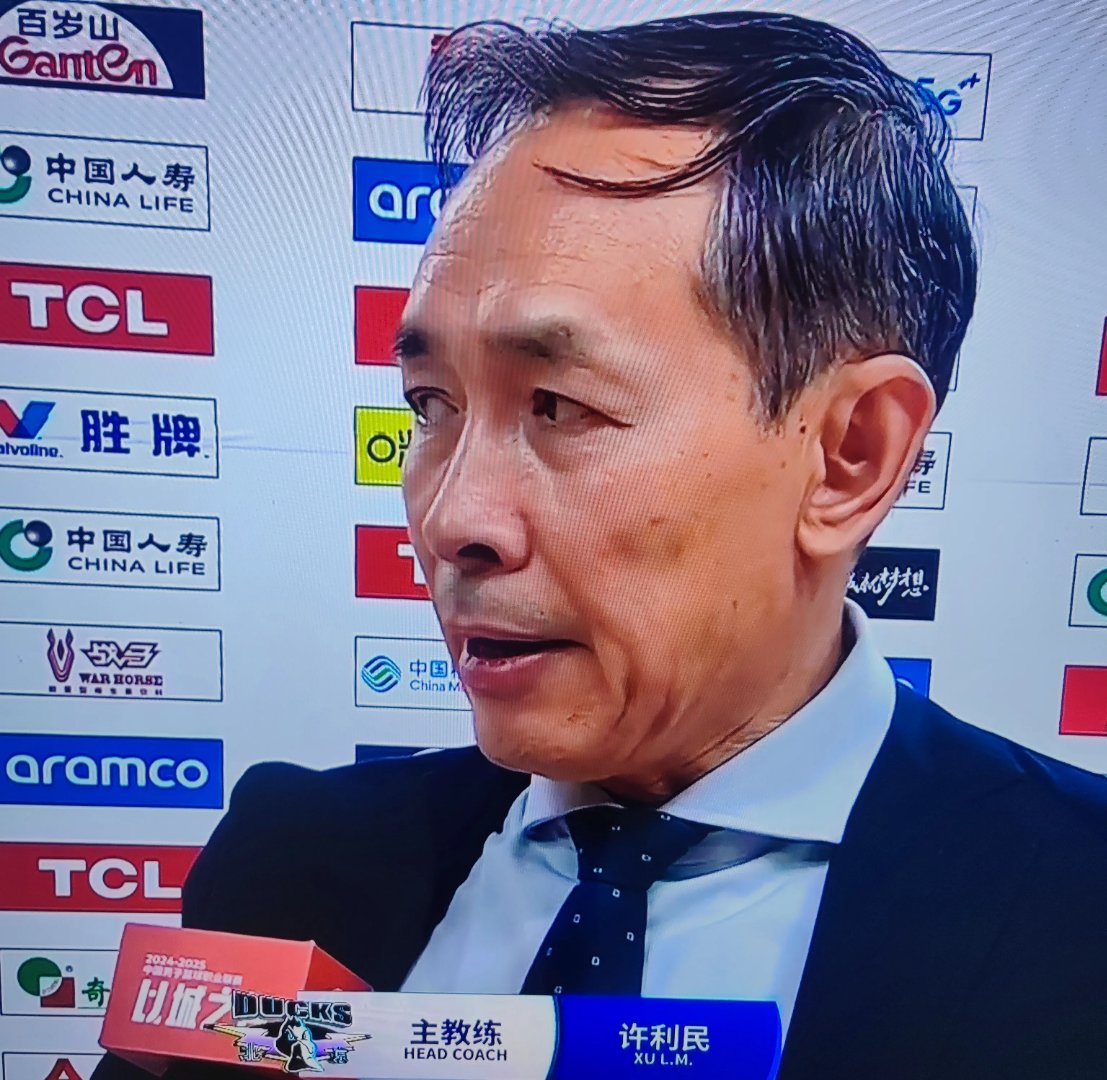 经过千辛万苦，球队最终笑到最后，战胜对手，取得胜利！
